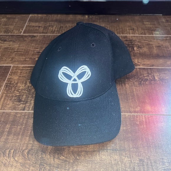 aritzia tna hat black and white - Picture 2 of 4